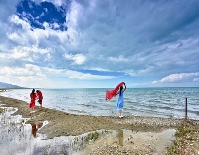 男生喝女生的洗脚水视频